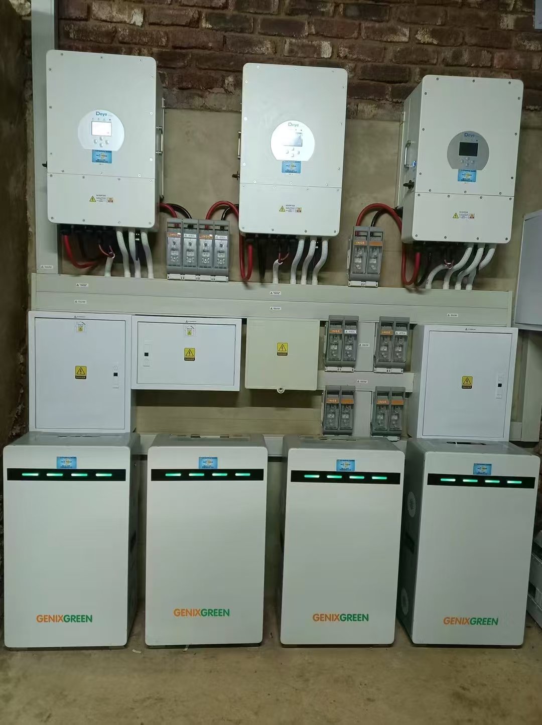 Installation industrielle avec onduleurs et batteries réalisée par SOWELYA