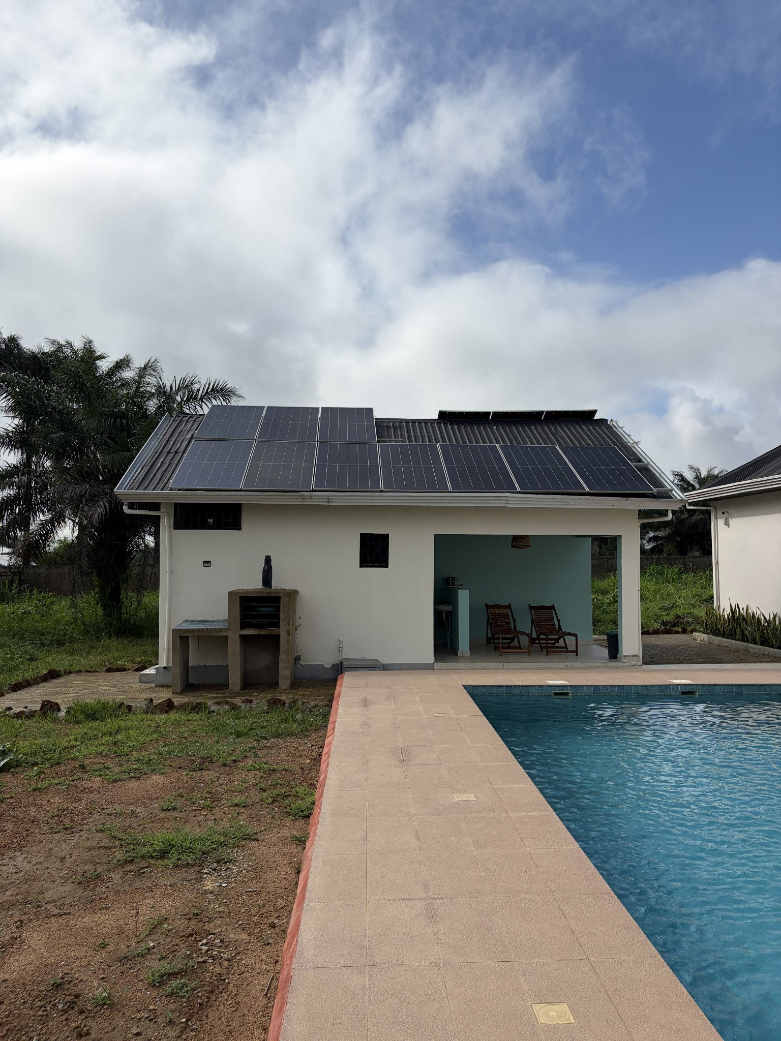 Installation de vingt panneaux solaires sur une habitation à Coyah