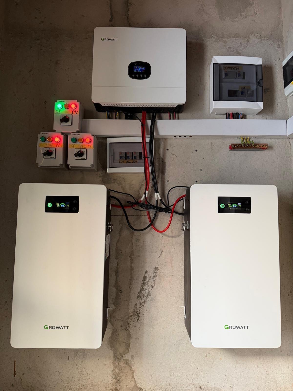 Onduleur hybride Growatt et batteries lithium installés à Coyah