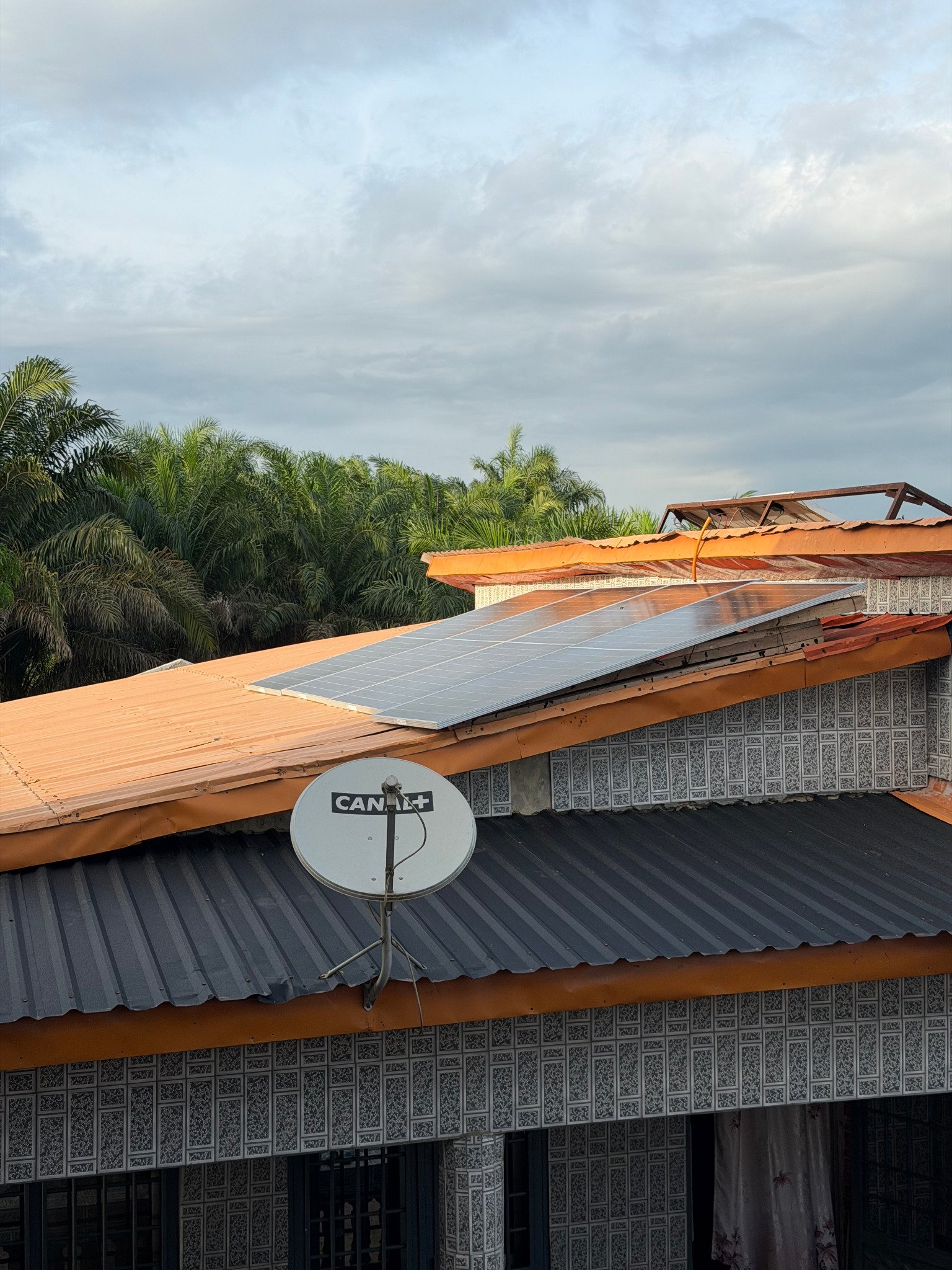 Quatre panneaux solaires de 720 watts installés à Coyah