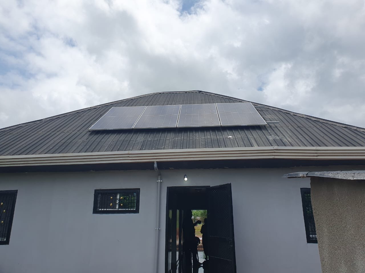 Quatre panneaux solaires installés sur une toiture à Kindia