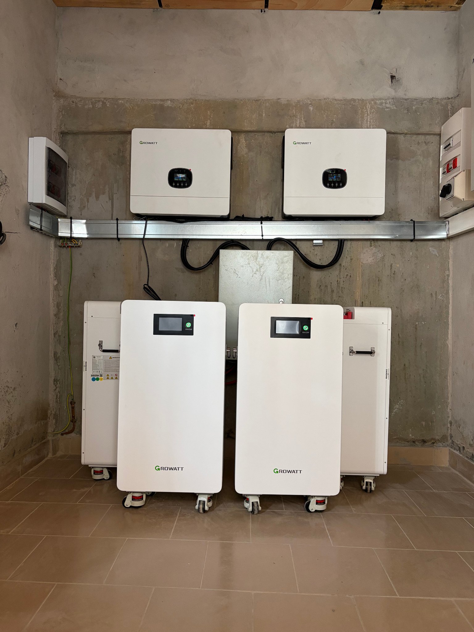 Deux onduleurs Growatt et quatre batteries lithium installés par SOWELYA