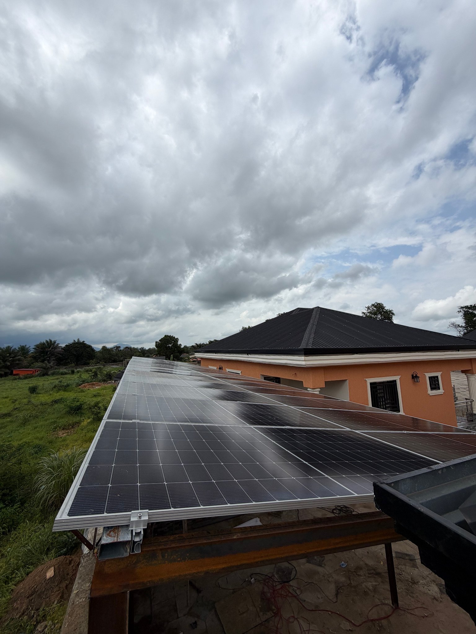 Grande installation de panneaux solaires SOWELYA à Maferenya