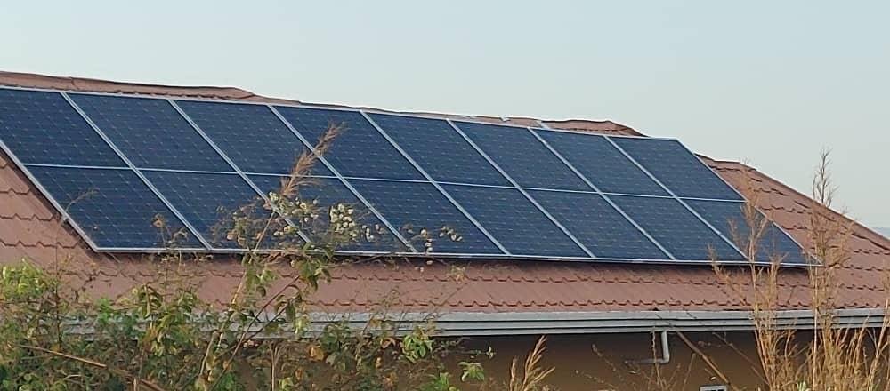Panneaux solaires installés sur une toiture à Maferenya
